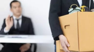 Colaborador renuncia a su trabajo y se lleva los artículos del escritorio en una caja