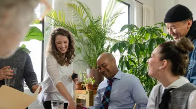 Grupo de colaboradores satisfechos con su lugar de trabajo