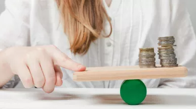 Colaboradora reflexionando acerca del peso que tienen sus compensaciones laborales