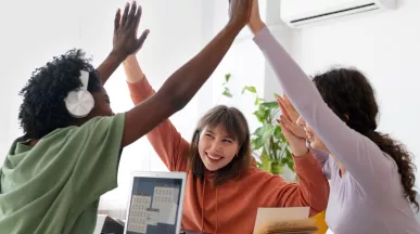 Compañeros de trabajo celebrando porque tienen la libertad de elegir sus beneficios laborales