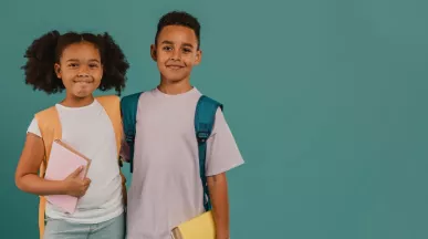 Niños con mochilas y útiles escolares, representando la vuelta a clases y su impacto en las familias.