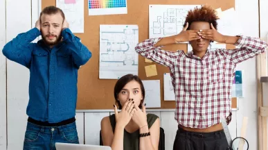 Colaboradores representando la falta de comunicación en el trabajo dentro de una empresa