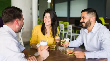 Compañeros de trabajo compartiendo el almuerzo en la oficina