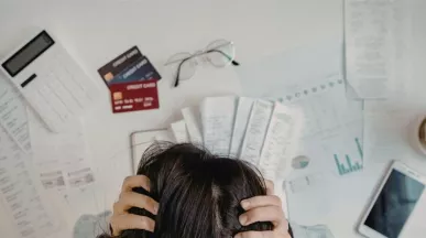 Colaboradora estresada por los problemas financieros que aumentan al inicio del año en Uruguay