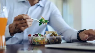 Colaborador comiendo alimentos saludables en Uruguay en su jornada laboral para mejorar la productividad