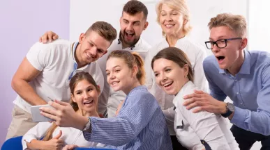 Jóvenes profesionales en el trabajo compartiendo en equipo, ejemplo de ambiente laboral flexible en Uruguay