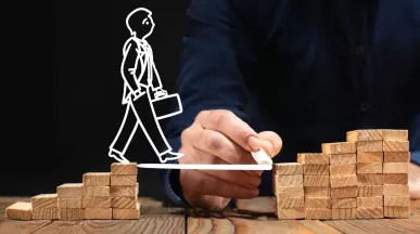 Plan de desarrollo profesional representado con bloques y figura avanzando en carrera laboral