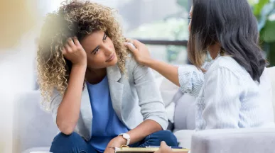 Líder generando espacios de feedback y conversación con los colaboradores de su equipo para cuidar la salud mental en el trabajo