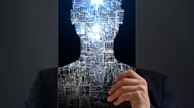 Profesional sosteniendo una imagen humana formada por circuitos que representa la inteligencia artificial y la movilidad interna.