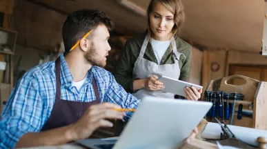 Colaboradores de una pyme en Uruguay trabajando con una computadora y una tablet.