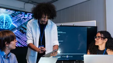 Equipo de trabajo utilizando inteligencia artificial para mejorar la gestión y el liderazgo.