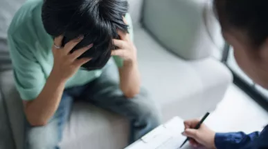 Persona recibe apoyo profesional para cuidar su salud mental en el trabajo