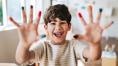 Niño jugando en su escuela