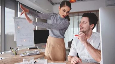 Líderes de gestión humana colaboran frente a una computadora para preparar a sus equipos ante el futuro del trabajo.