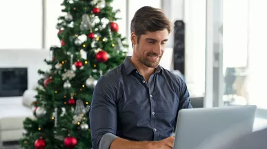 Foto de un hombre trabajando en su oficina