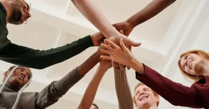 Equipo de trabajo motivado celebrando 