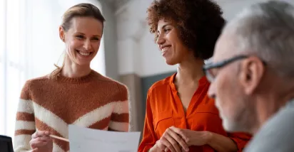 empleados y colaboradores negociando en convenios colectivos de trabajo en Uruguay