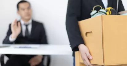 Colaborador renuncia a su trabajo y se lleva los artículos del escritorio en una caja