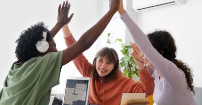 Compañeros de trabajo celebrando porque tienen la libertad de elegir sus beneficios laborales