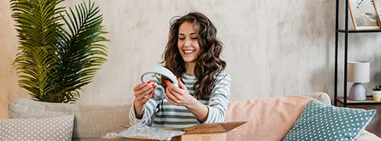 Mujer recibe los auriculares que compró con la tarjeta de regalo de Pluxee