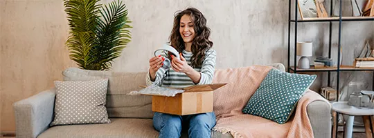 Mujer recibe el regalo que ella misma compró con Pluxee Gift