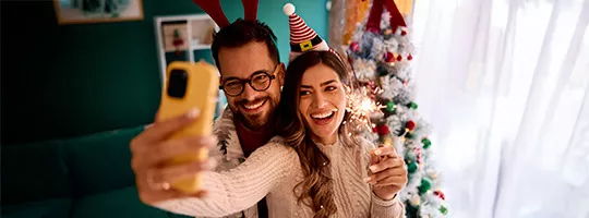Pareja celebra la Navidad junta
