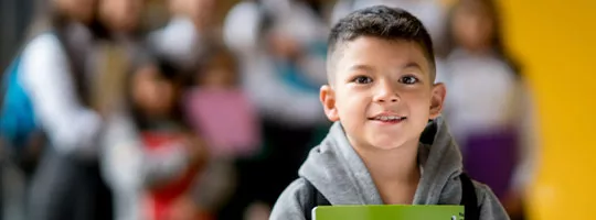 Niño llega feliz a la escuela
