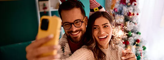 Pareja celebra la Navidad junta