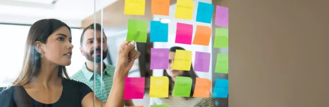 dos personas viendo una pizarra