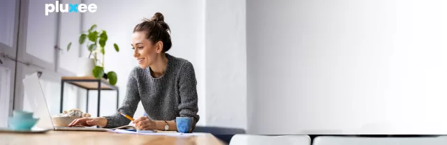 Mujer sonreí en la oficina