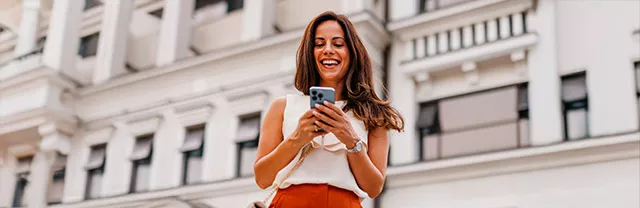 Mujer leyendo un artículo en su celular.
