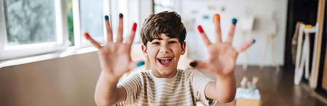 Foto de un niño jugando en la escuela 