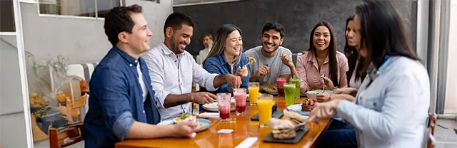Foto de un grupo de compañeros de trabajo almorzando juntos