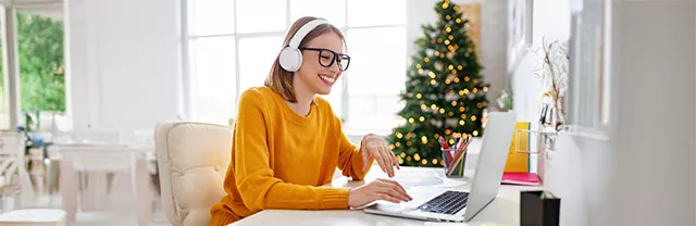 Foto de una persona trabajando con un árbol de Navidad al fondo