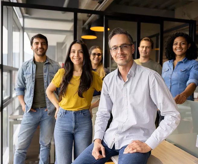Profesionales revisando información en una oficina, representando soluciones de Pluxee y Santander para la gestión de beneficios corporativos.