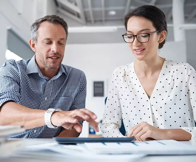 Equipo de trabajo en oficina corporativa, destacando iniciativas de Pluxee y Santander para el desarrollo y bienestar laboral.