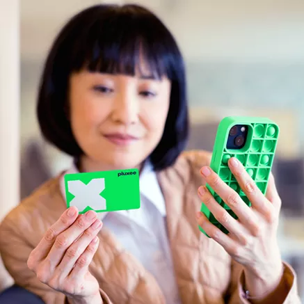 Empleadas reunidas en la oficina mantiendo un diálogo 