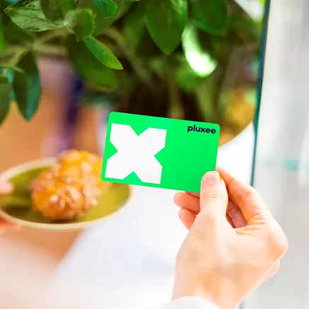 Usuarios haciendo uso de la tarjeta Pluxee Alimentación