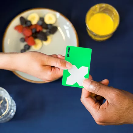 Consumidor haciendo uso de su beneficio alimentación