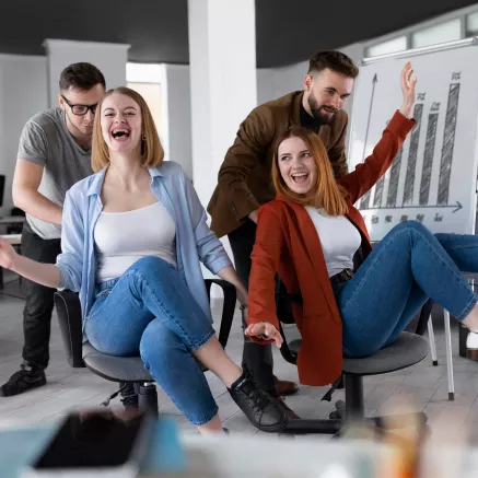 dos mujeres en sillas en la oficina