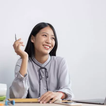 Mujer feliz en la oficina